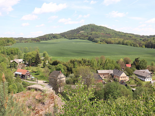 Blick von der abgeholzten Burg über das obere Ende von Velenice (Wellnitz) auf den Brnišťský vrch (Laufberg).