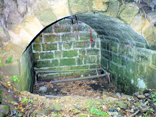 Rest des Kellers des ehemaligen Gasthauses U Císařského buku (Zur Kaiserbuche).