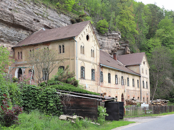 Das Gebäude der ehemaligen Spiegelschleiferei Rabstein.