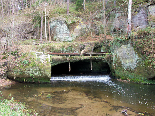 Reste des Schwarzes Wehres am Ende des Tunnels am Svitávka- (Zwitte-) Bach.