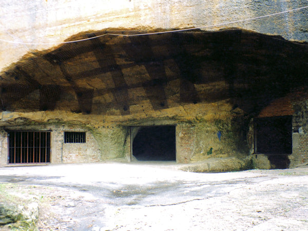 Eingang in den grössten unterirdischen Sandbruch.