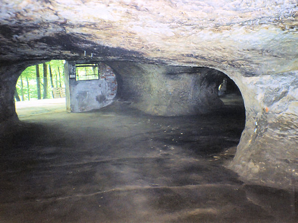 Das Innere des unterirdischen Sandbruches, in dem der noch vor kurzem Gemüse gelagert wurde.