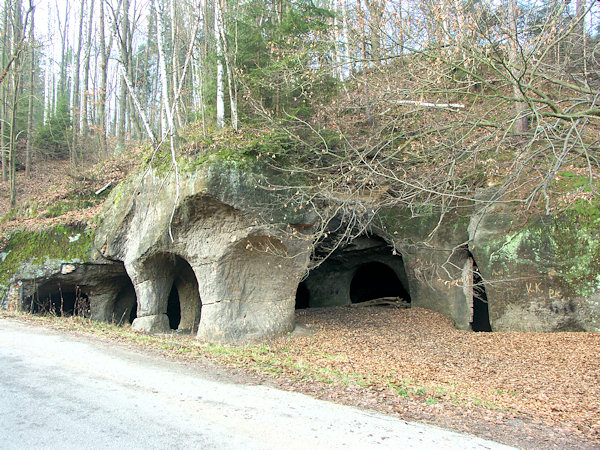 Blick von der Strasse auf die Höhle Pustý kostel (Wüste Kirche).