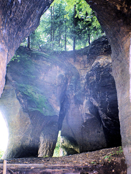 Eingangshalle der Höhle Pustý kostel (Wüste Kirche).