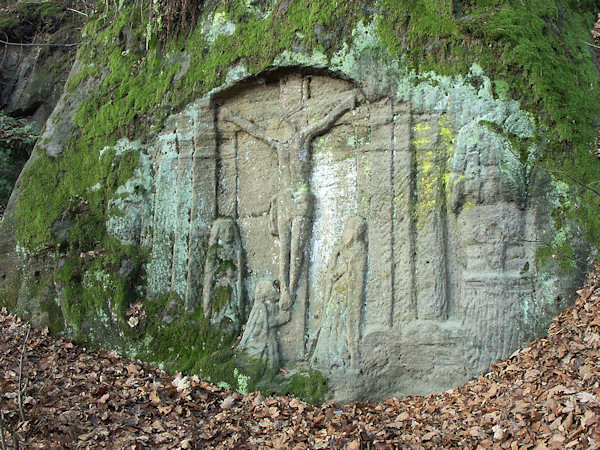 Relief der Kreuzigung neben dem Pustý kostel (Wüste Kirche).