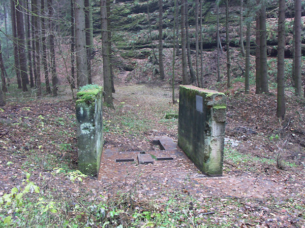Pozůstatky zkušební střelnice v bočním údolí u Velenic.