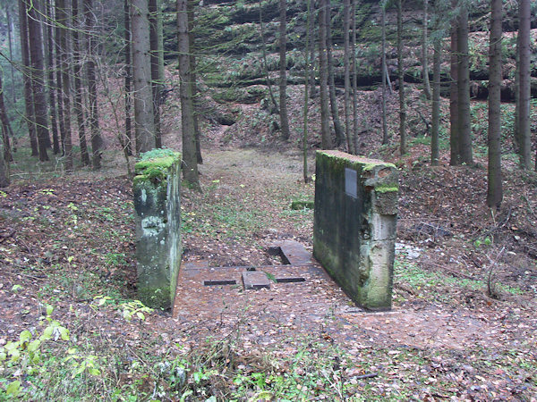 Reste eines Prüfschiessstandes in einem Seitental bei Velenice (Wellnitz).