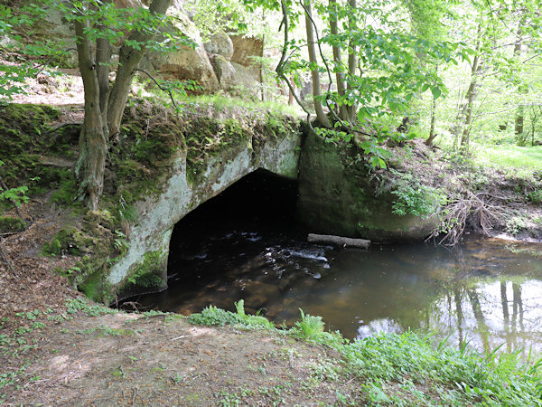 Der Beginn des Svitávka-Tunnels oberhalb von Černý jez (Schwarzes Wehr).