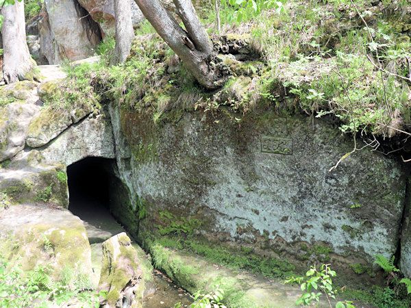 Die Mündung des Tunnels der alten Mühlgraben unter Černý jez (Schwarzes Wehr).
