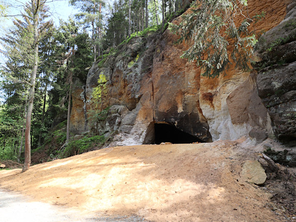 Teilweise verschüttete Öffnung der künstlichen Höhle nach der Sanierung der eingestürzten Felsen.