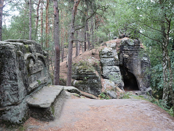 Ein Blick von der Plattform mit Carolines Ruhebank auf den benachbarten Sandsteinfelsen mit einer künstlich umgebauten Höhle.