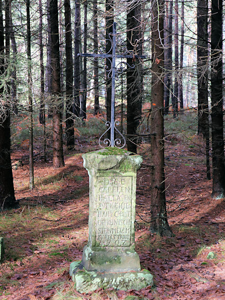 Pamětní kříž na místě morového hrobu sourozenců Fritscheových.