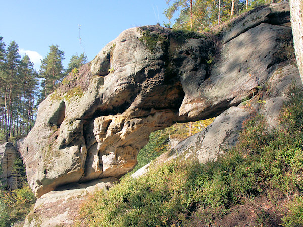 Das Felsenfenster am Hang im Tal unter dem Steinberg.