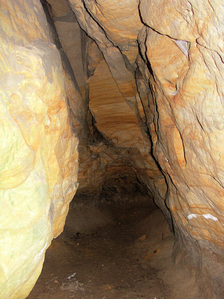 Das Innere einer Höhle im Sandsteinfelsen.