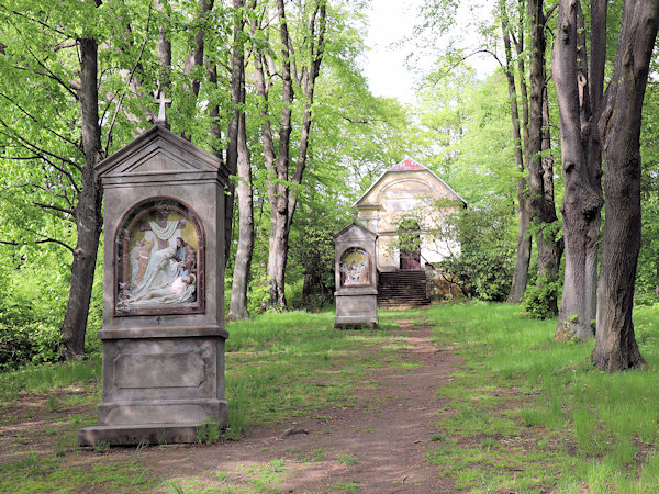 Oberes Ende des Kreuzweges mit der Kapelle des Heiligen Grabes.