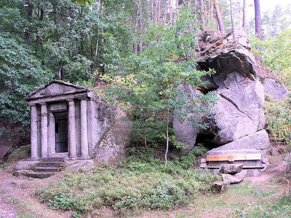 Waldidyll mit Felsenkapelle.