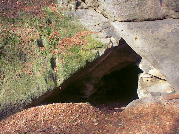 Ústí jeskyňky Waltro.
