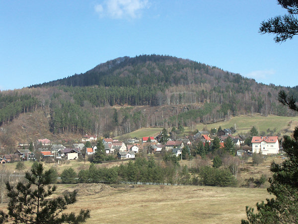 Blick von Süden auf den Zelený vrch (Grünberg) mit dem Dorfe Drnovec (Klein-Grün) an seinem Fusse.