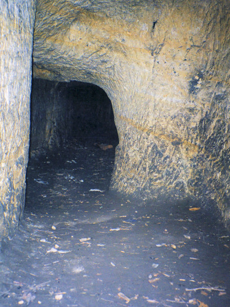 Verbindungsgang der in den Felsen gehauenen Keller.