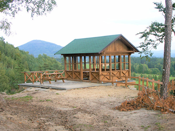 Nový vyhlídkový altán na základech hostince Schweizerhaus.