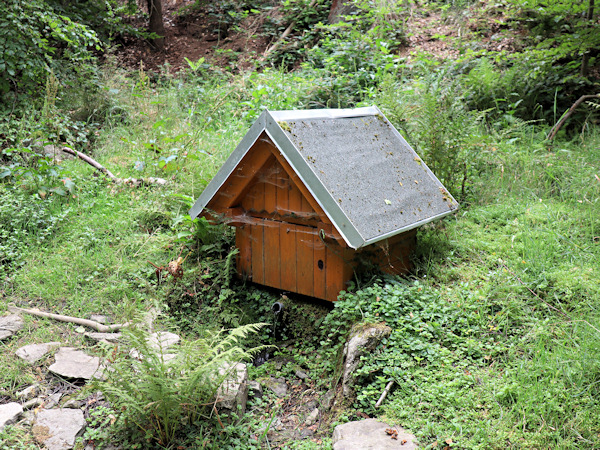 Upravená studánka u cesty na severovýchodním svahu kopce.