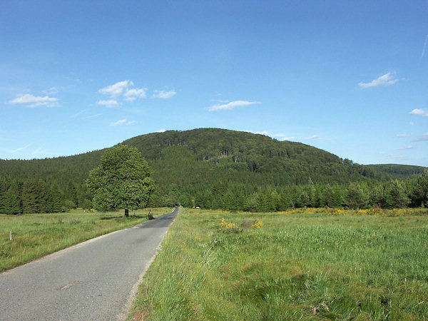 Blick auf den Bouřný (Friedrichsberg) von der Gaststätte Nová Huť (Neuhütte) im Jahre 2006.