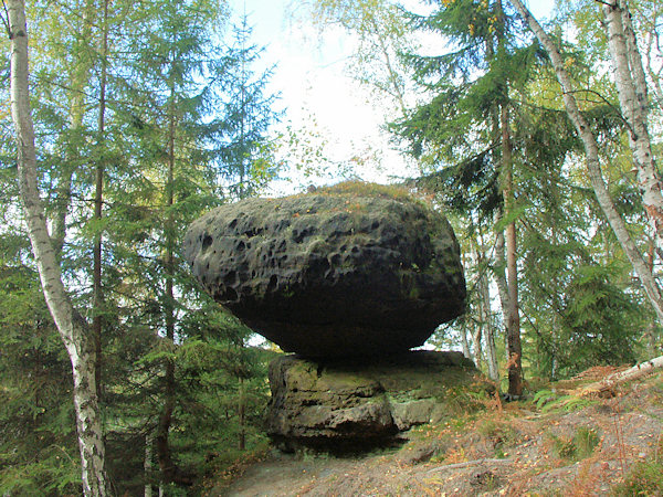 Unvollkommen ausgebildeter Wackelstein am Abhange des Bouřný (Friedrichsberg).