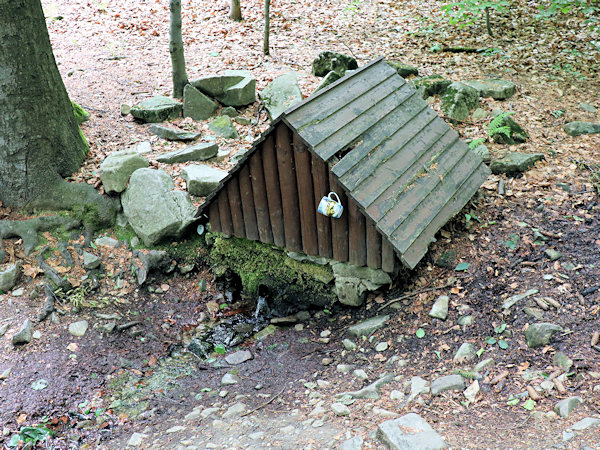 Kamzičí studánka (Gämsenbrunnen) an der Straße von Nový Bor (Haida).