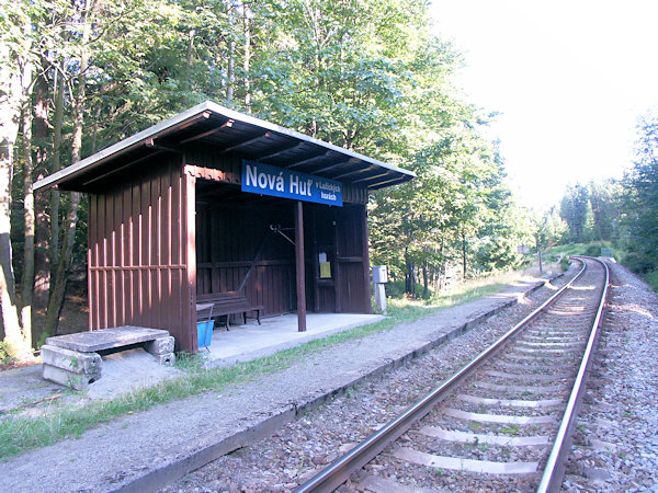 Die Eisenbahnhaltestelle Nová huť (Neuhütte).