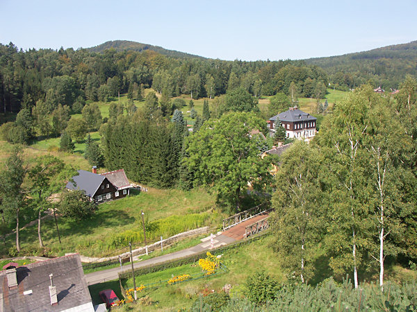 Aussicht auf Rousínov (Morgentau) vom entwaldeten Kamm des Riegels.