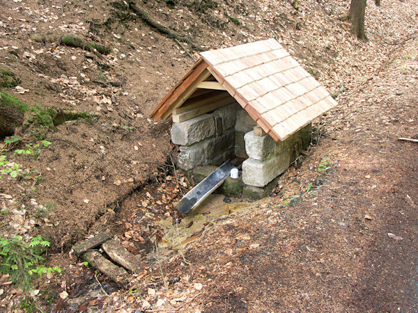 Der Čerstvý pramen (Frische Born) an der Waldstrasse nach Nová Huť (Neuhütte).