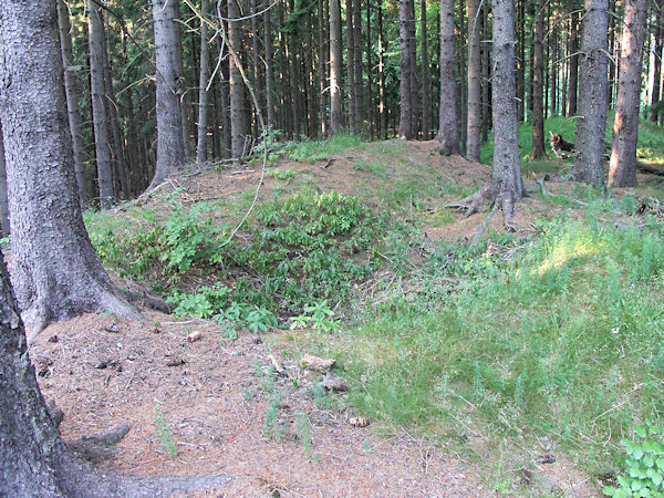 Auf dem Gipfel des Hügels befinden sich Gruben ungeklärten Ursprunges.