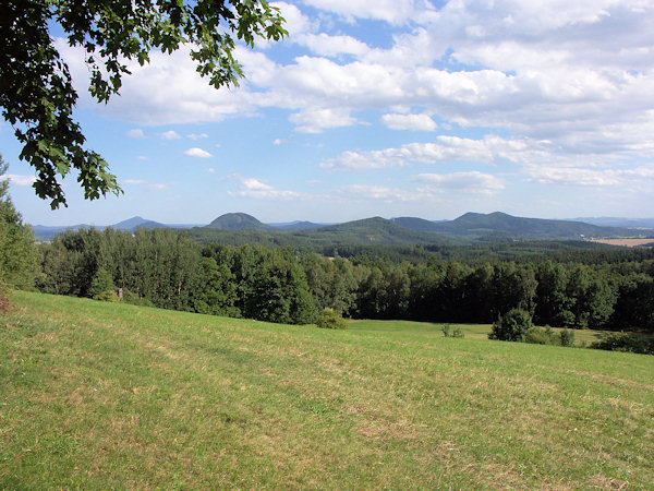 Blick vom unteren Waldrand nach Südosten zum Ortel (Urteilsberg) und zu weiteren Bergen um Sloup (Bürgstein).