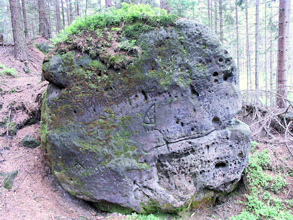 Detail der Gravierungen auf einem der Felse.