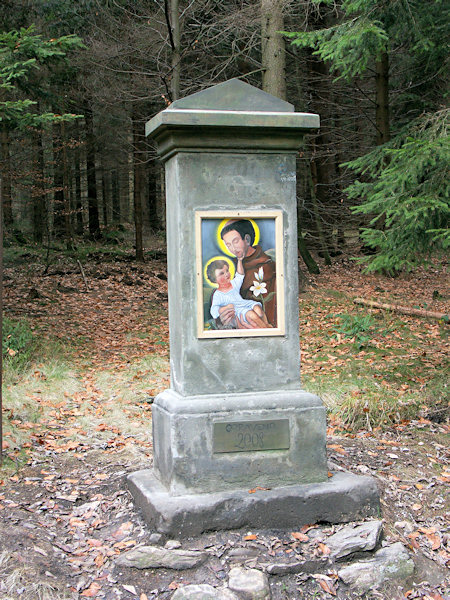 Steinerner Sockel mit dem im Herbst 2008 von der Bürgerinitiative 'Kleine Denkmäler Nordböhmens' erneuerten Bilde des hl. Antonius.