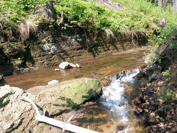 In den Felsen gegrabenes Wehr des Antriebs des alten Eisenhammers.