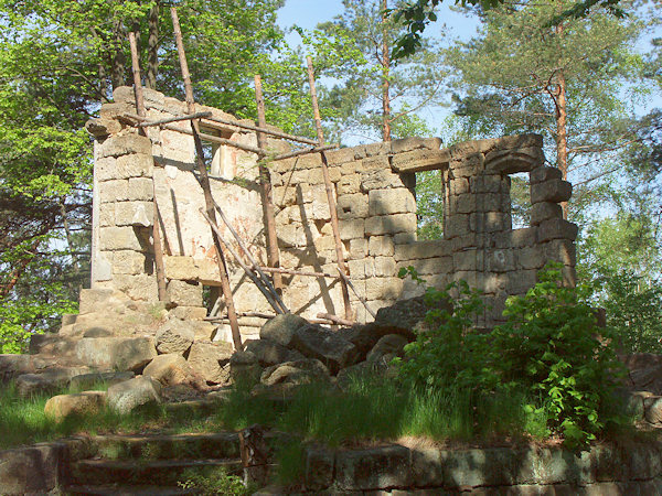 Ruinen der Kapelle auf dem Kalvarienberg bei Mergtal (Mai 2005).