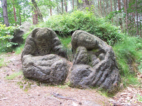 Volkstümliches Sandstein-Relief auf dem Gipfel des Kalvarienberges.