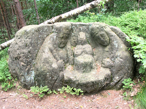 Lidový reliéf v pískovcové skalce na vrcholu Kalvárie.