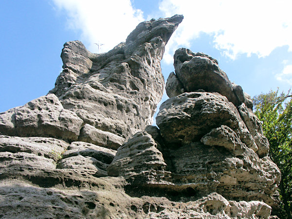 Křížová věž (Rabenstein), Blick vom Abhange unterhalb des Felsens.