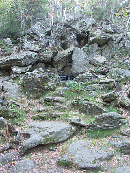 Eingang in die Ledová jeskyně (Eishöhle).