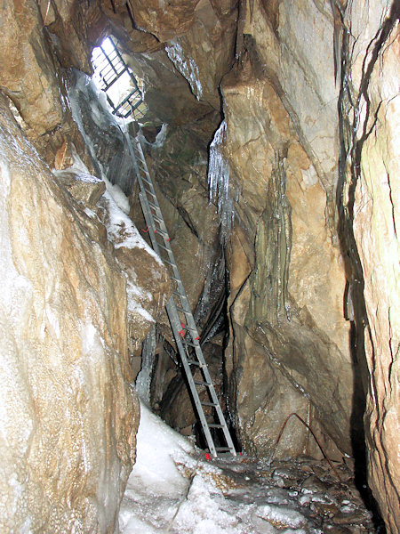 Abstieg auf den Boden der Höhle.
