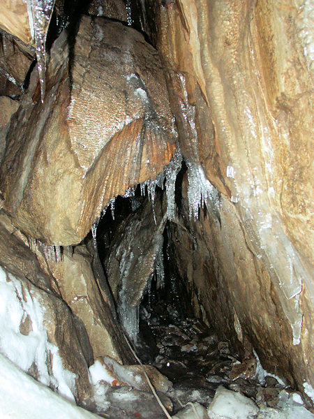 Durchgang in den Ostteil der Höhle.