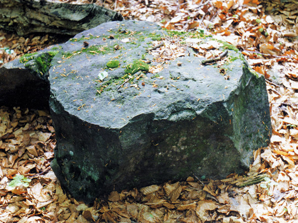 Unfertiger Mühlstein im Walde unterhalb der Burg.