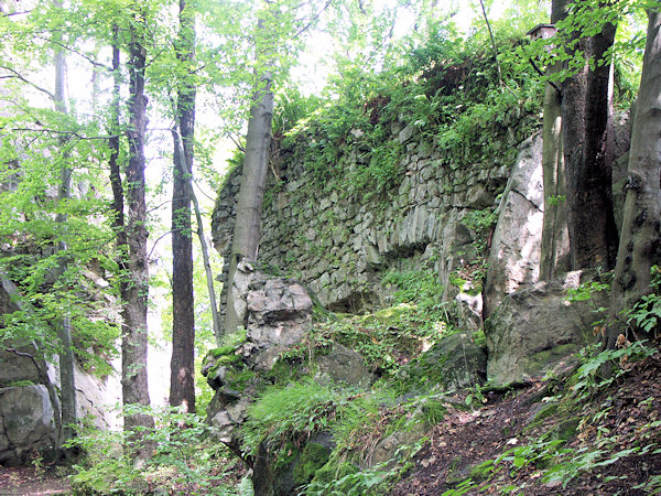 Erhaltener Teil der Befestigung an der Westseite der Burg. Im Einschnitt links befand sich früher das Burgtor.