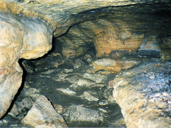 Inneres der Höhle Kovárna (Steinbruchschmiede).