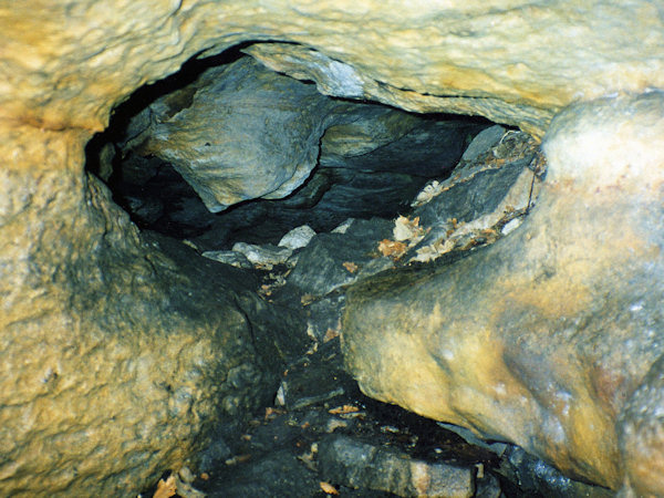 Jeskyně Kovárna - vodou ohlazený průlez mezi první a druhou komorou.