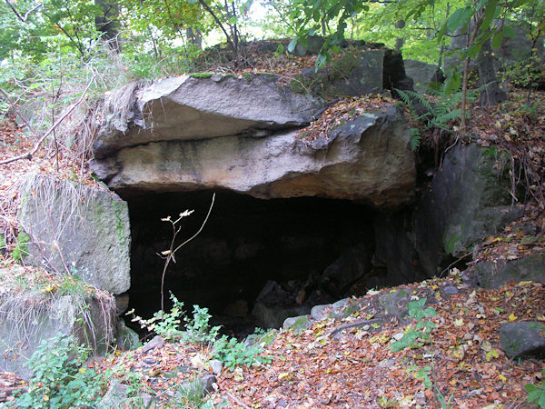Ústí jeskyně, označované jako Nová Kovárna.