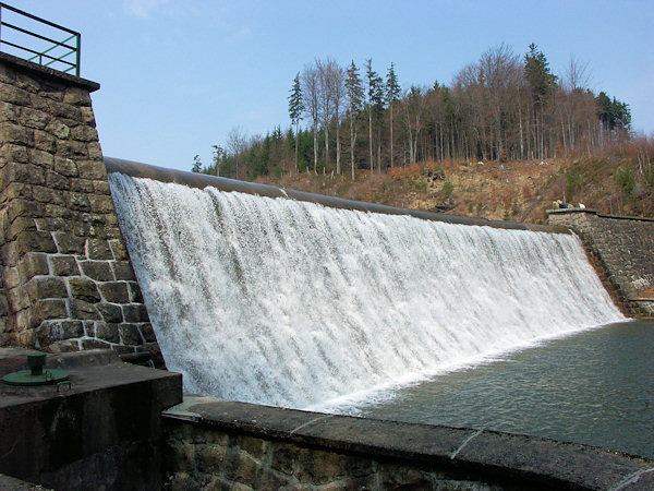 Die steinerne Staumauer.