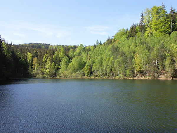 Blick vom Damm auf den Stausee.